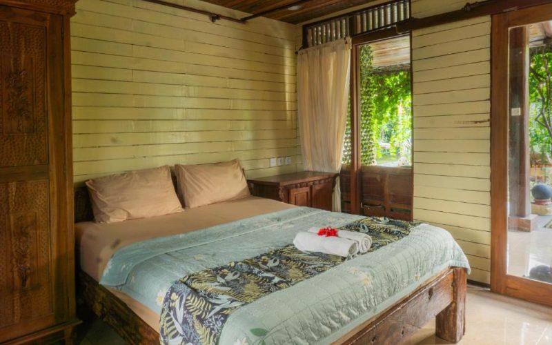 deluxe-apartment-718342376