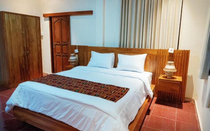 small-double-room-743343238